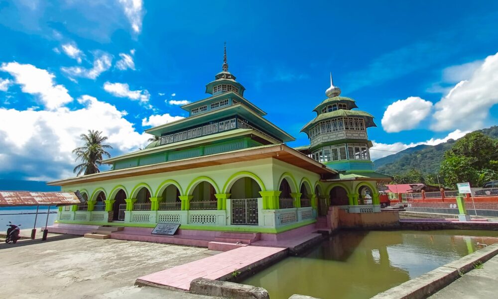 Melihat Masjid Ummul Qur a Di Pinggir Danau Maninjau Berdesain Unik melihat-masjid-ummul-qur-a-di-pinggir-danau-maninjau-berdesain-unik