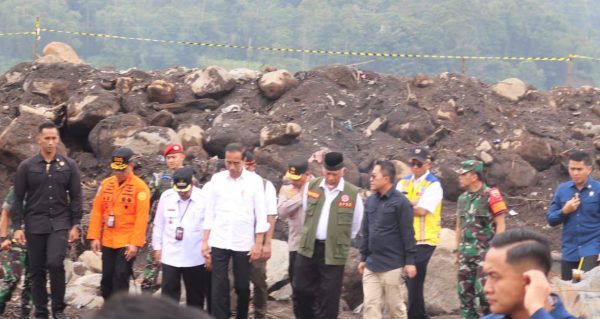 Gambar Dokumen : Bupati Bersama Presiden RI sedang meninjau lokasi bencana