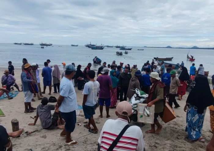 Pantai Tiku sepi,tidak ada aktivitas jual beli ikan seperti biasanya. (foto dokumentasi)