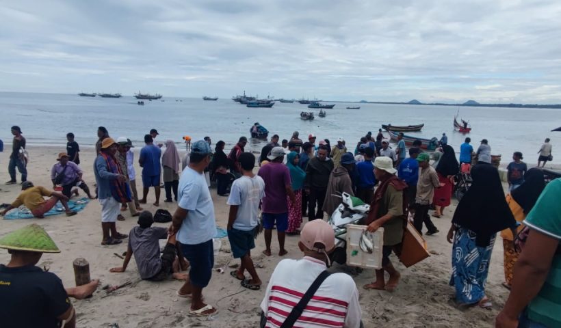 Pantai Tiku sepi,tidak ada aktivitas jual beli ikan seperti biasanya. (foto dokumentasi)