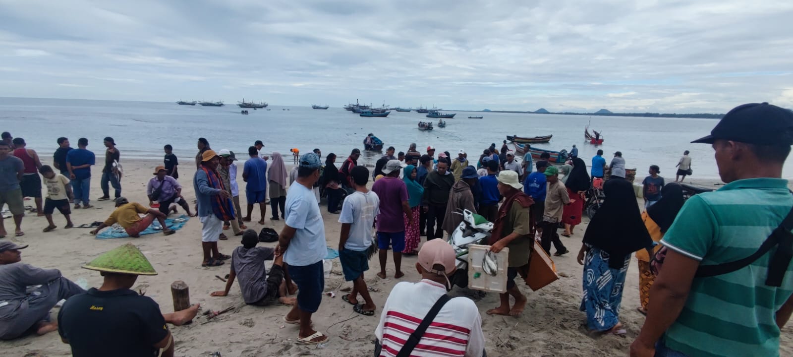 Pantai Tiku sepi,tidak ada aktivitas jual beli ikan seperti biasanya. (foto dokumentasi)